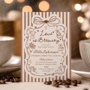 Puede incluir: Una invitación a una despedida de soltera con temática de café. La invitación presenta la frase "Love is Brewing" en una escritura elegante, junto con ilustraciones relacionadas con el café. La invitación incluye la fecha, hora y lugar del evento.