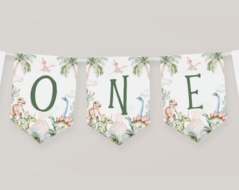 Könnte beinhalten: Eine Girlande mit den Buchstaben "ONE" in Grün. Jeder Wimpel zeigt Aquarellillustrationen von Dinosauriern, Palmen und Vulkanen. Die Girlande ist an einer weißen Schnur aufgereiht, perfekt für den ersten Geburtstag.