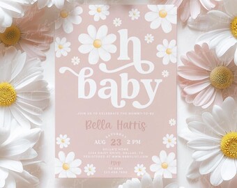 Può includere: Un invito per un baby shower con sfondo rosa e accenti di margherite bianche. L'invito recita "Oh baby" in un carattere stravagante, con i dettagli dell'evento per Bella Harris. Le margherite bianche e gialle incorniciano l'invito.