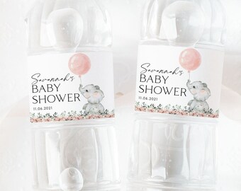 Può includere: Due bottiglie d'acqua in plastica trasparente con etichette che recitano "Savannah's Baby Shower" con un palloncino rosa e un'illustrazione di elefante grigio. La data "11.06.2021" è stampata sulle etichette.