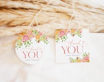 Puede incluir: Dos etiquetas de agradecimiento con un diseño de cítricos y flores. El texto en las etiquetas dice "gracias" con un corazón y "con amor, Hannah".