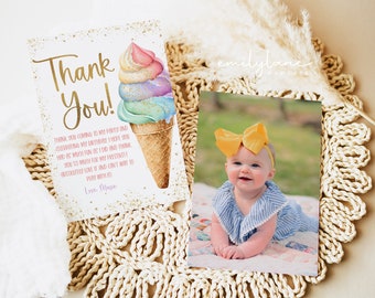 Può includere: Biglietto di ringraziamento con un'illustrazione ad acquerello di un cono gelato arcobaleno. La carta ha dettagli di glitter dorati e il testo "Grazie!" in lettere dorate. La carta include anche il testo "Grazie per essere venuto alla mia festa e per aver festeggiato il mio compleanno. Spero che ti sia divertito tanto quanto me e grazie per i miei regali! Li adoro e non vedo l'ora di giocarci! Con affetto, Maisie."