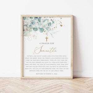 Puede incluir: Una tarjeta de oración de bautismo imprimible con un diseño floral de acuarela en tonos verdes y dorados. La tarjeta presenta una cruz y el texto "Una oración para Samantha" y "Bautizada el 12 de marzo de 2022".