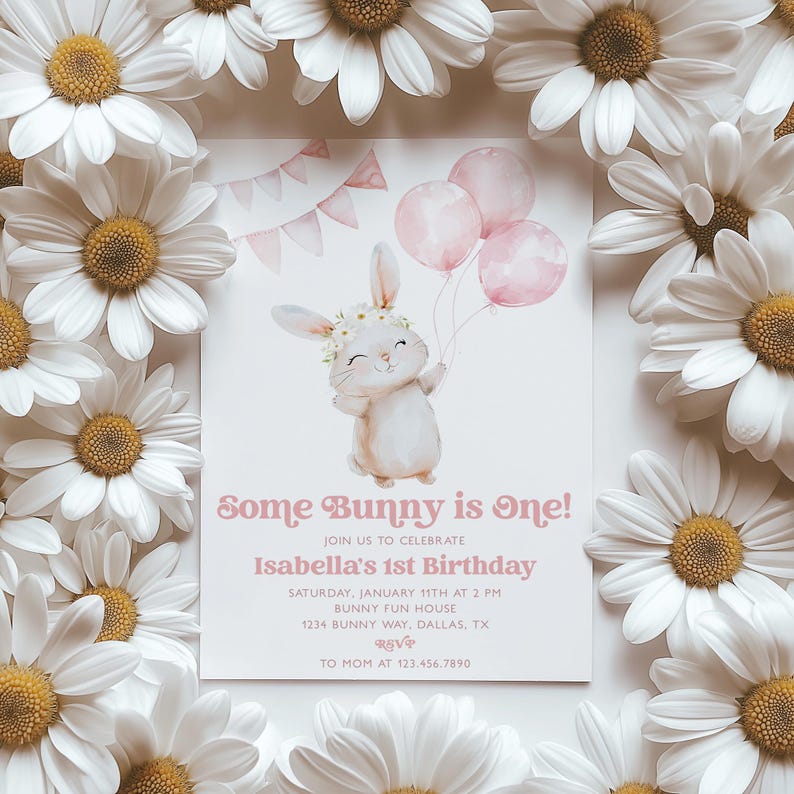 Op de afbeelding: Een roze en witte verjaardagsuitnodiging met een cartoonkonijn dat ballonnen vasthoudt. De uitnodiging luidt "Some Bunny is One!" en bevat de tekst "Join us to celebrate Isabella's 1st Birthday" en details voor het feest.