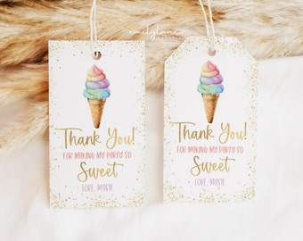 Pode incluir: Duas etiquetas de presente brancas com glitter dourado. Cada etiqueta apresenta uma ilustração em aquarela de um cone de sorvete arco-íris e o texto "Obrigado!" com as palavras "Por tornar minha festa tão doce" e "Com amor, Masie" abaixo.