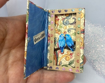 Boîte message gros câlin avec deux perroquets dans une pochette aimantée papier artisanal collage 3d