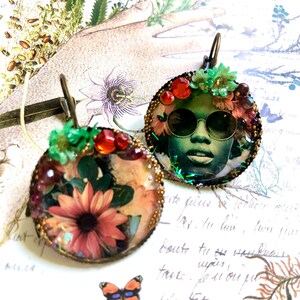 Orecchini spaiati da donna con fiori, resina e fiori naturali secchi, traversini da 25 mm, creazione unica fatta a mano da donna, regalo poetico