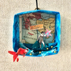 Diorama poétique voyage en Méditerranée idée cadeau décor mural bateau en origami sur la mer carte géographique de vieux livre