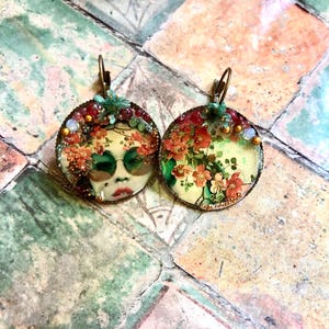 Orecchini spaiati unici per donne asiatiche, in resina e fiori naturali secchi, da 25 mm, creazione fatta a mano, regalo elegante per donna