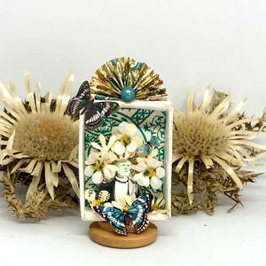 Collage di diorama di giardiniere in miniatura, carta 3D in una piccola scatola di fiammiferi per celebrare la primavera, decorazione naturale fatta a mano per papà eco-friendly