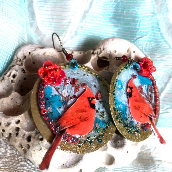 Boucles d’oreilles XL laiton résine oiseau rouge fond bleu,bijou fantaisie amateur d’oiseau fait main,maxi boucles cardinal fleur press