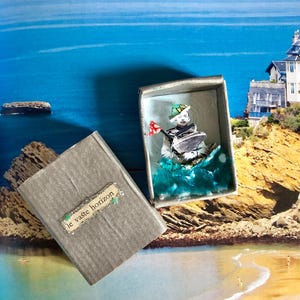 Scatola di fiammiferi in miniatura, regalo per papà che stira, diorama modificato con scatola di fiammiferi, assemblaggio surrealista con collage 3D, idea per la festa del papà.
