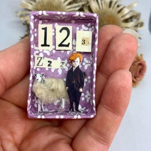 Miniatura poetica in carta 3D, scatola di fiammiferi con bambino addormentato e pecora con lana, diorama da posizionare o appendere, regalo per insonni