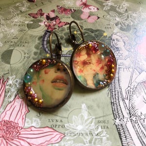 Orecchini poetici fatti a mano per donne romantiche, in resina e fiori naturali secchi, creazione unica per un regalo alla mamma