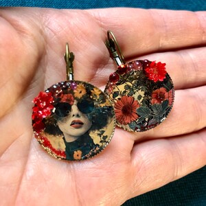 Orecchini spaiati fatti a mano per donna con fiori, resina e fiori naturali secchi, traverse da 25 mm, creazione unica per donna, regalo per la mamma