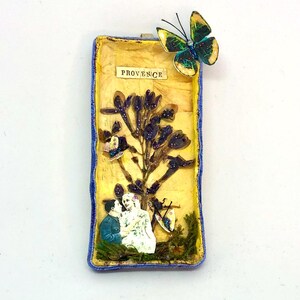 Diorama decorativo poetico da appendere innamorato della Provenza su uno sfondo di nasturzi con fiori secchi e farfalle di carta