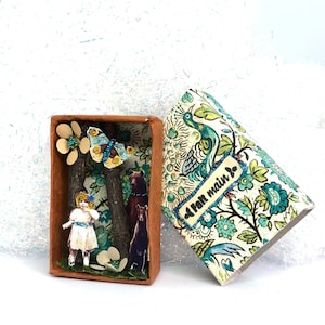 diorama in miniatura decorazione collage carta 3D immagine vintage in una scatola di fiammiferi Fiaba di Riccioli d'oro da posare o appendere