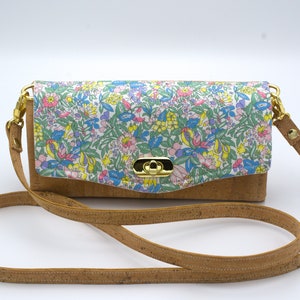 Cartera de Corcho Natural Hecha a Mano. Una Cartera de Mujer que también es Bolso Bandolera, Una Cartera Vegana para ella (Necesaria Cartera Clutch)
