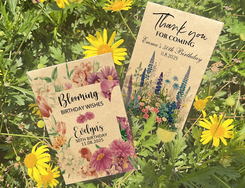 Puede incluir: Dos sobres de semillas con dise&ntilde;os florales y texto. Uno dice "Blooming Birthday Wishes, Evelyn's 30th Birthday 11.08.2025." El otro dice "Thank you for coming, Emma's 50th Birthday 11.8.2025." Los paquetes est&aacute;n rodeados de follaje verde y flores amarillas.