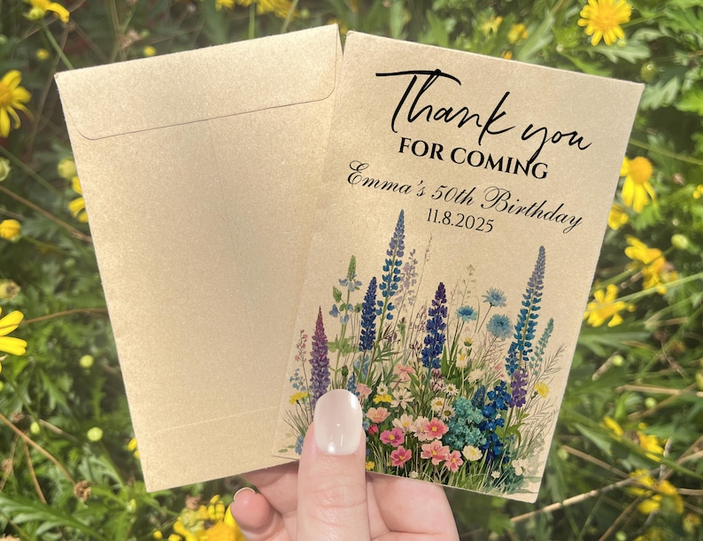 Puede incluir: Un juego de sobre y tarjeta de papel kraft. La tarjeta presenta el texto "Thank you for coming" y "Emma's 50th Birthday 11.8.2025". La tarjeta est&aacute; decorada con un dise&ntilde;o floral en tonos azules, morados, rosas y verdes.