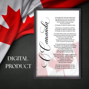 以下が含まれることがあります： カナダの国歌「O Canada」が書かれた額入りのプリント。カナダの国旗が背景に描かれています。「Canada」の文字はエレガントな筆記体です。左側には「DIGITAL PRODUCT」の文字が印刷されています。