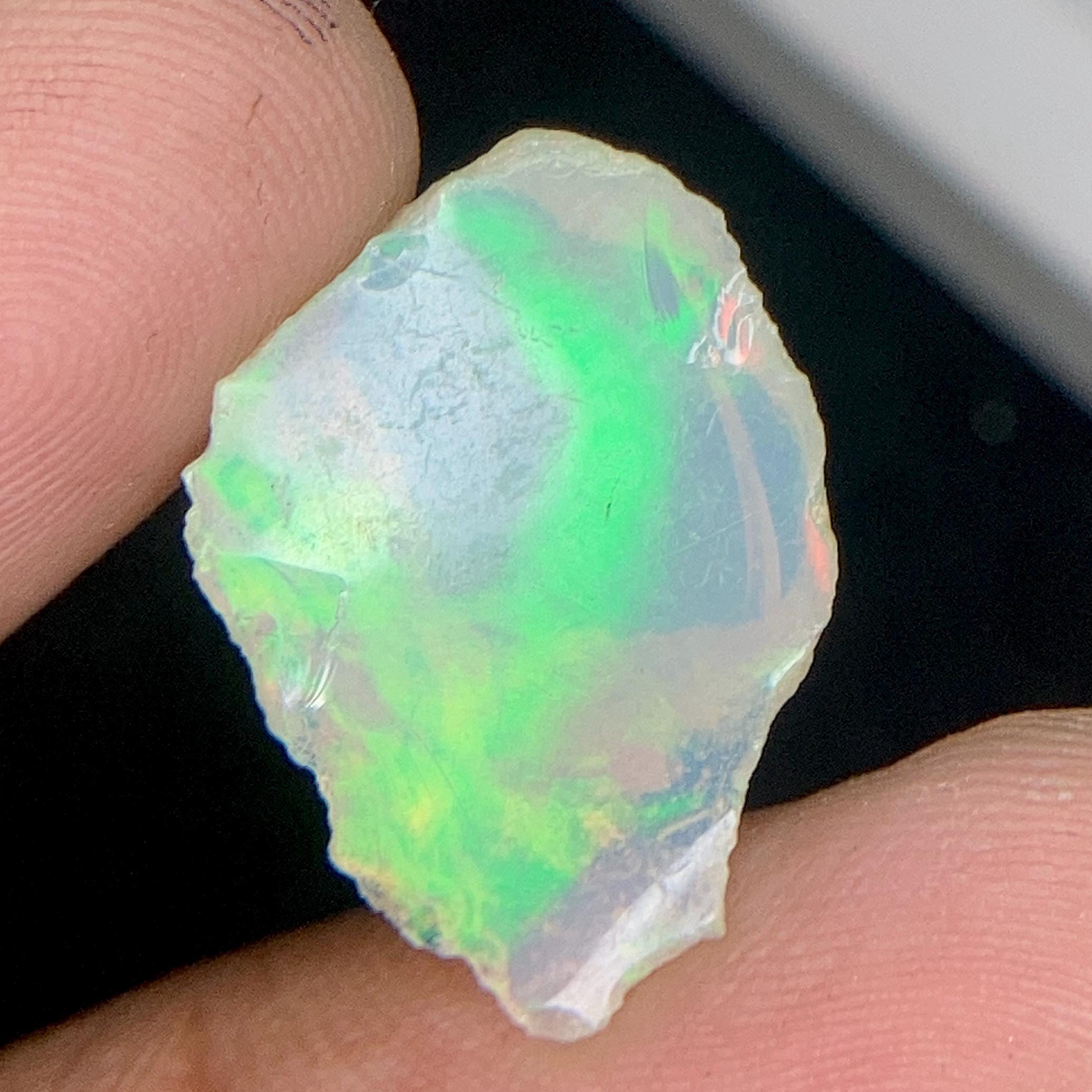 見事なエチオピア産オパール原石 22 x 16 x 5 MM、7.3 カラット。輝き