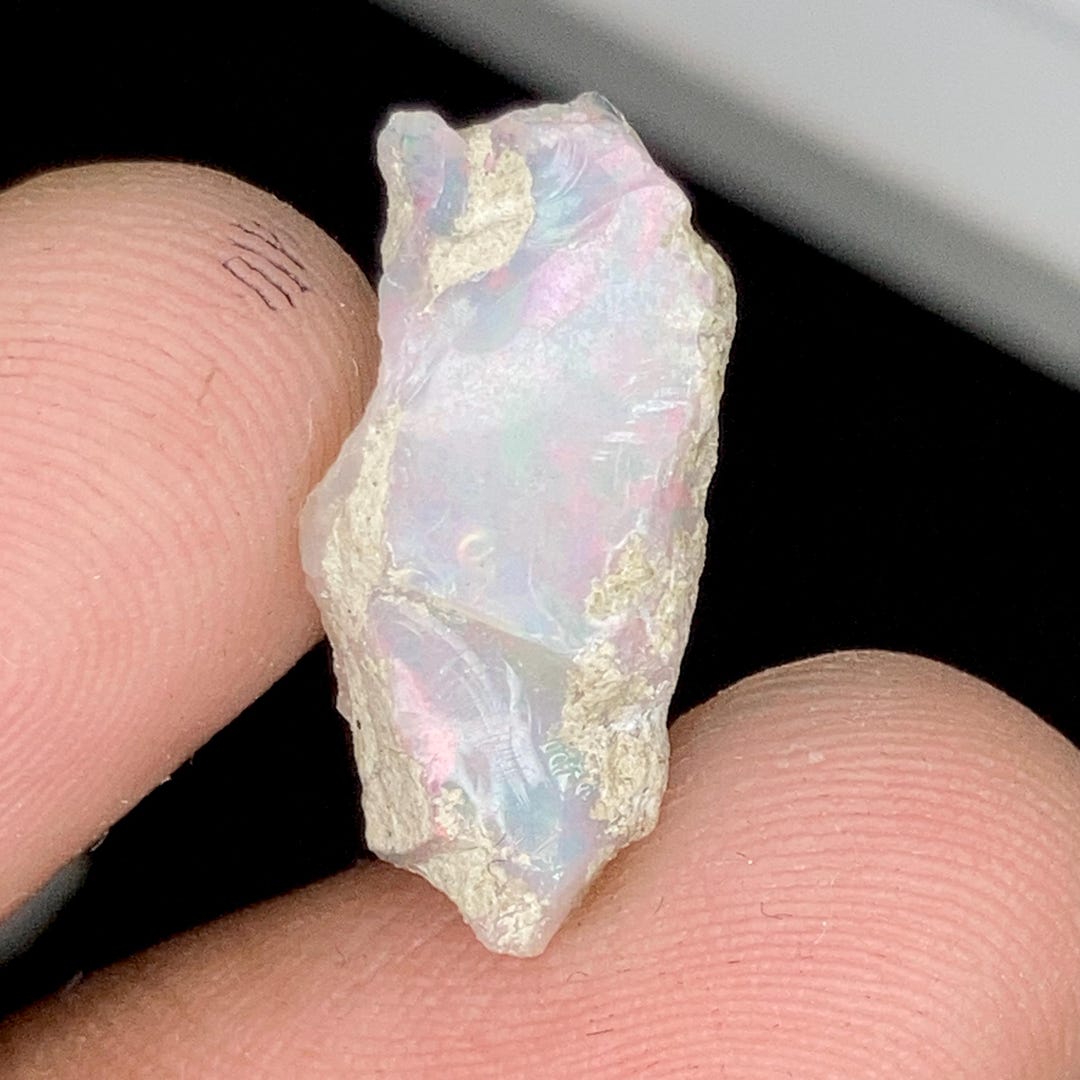 見事なオーストラリア産オパール原石 19 x 9 x 7 MM、4.9 カラット