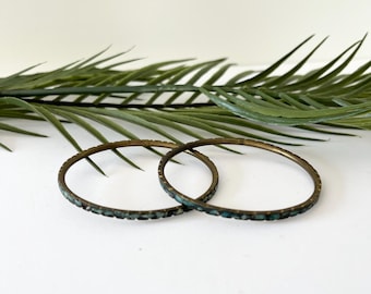 Antichi bracciali rigidi in turchese e ottone