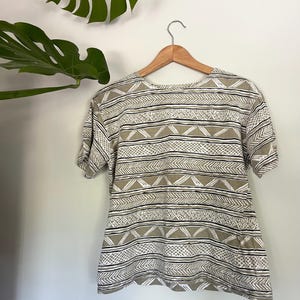 Vintage geometriskt mönstrad t-shirt