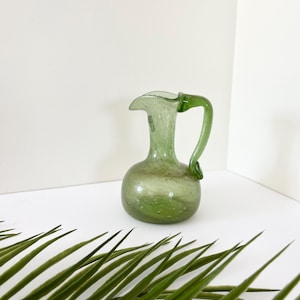 Mini brocca in vetro verde soffiato a mano