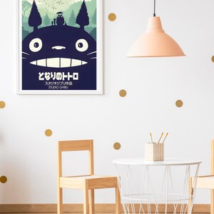 K&ouml;nnte beinhalten: Gerahmtes Poster mit einem dunkelblauen Totoro-Charakter mit wei&szlig;en Augen und Z&auml;hnen, vor einer gr&uuml;n-blauen Landschaft. Japanischer Text ist darunter zu sehen. Das Poster ist in einem wei&szlig;en Rahmen an einer wei&szlig;en Wand.
