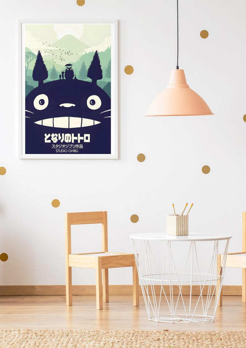 K&ouml;nnte beinhalten: Gerahmtes Poster mit einem dunkelblauen Totoro-Charakter mit wei&szlig;en Augen und Z&auml;hnen, vor einer gr&uuml;n-blauen Landschaft. Japanischer Text ist darunter zu sehen. Das Poster ist in einem wei&szlig;en Rahmen an einer wei&szlig;en Wand.