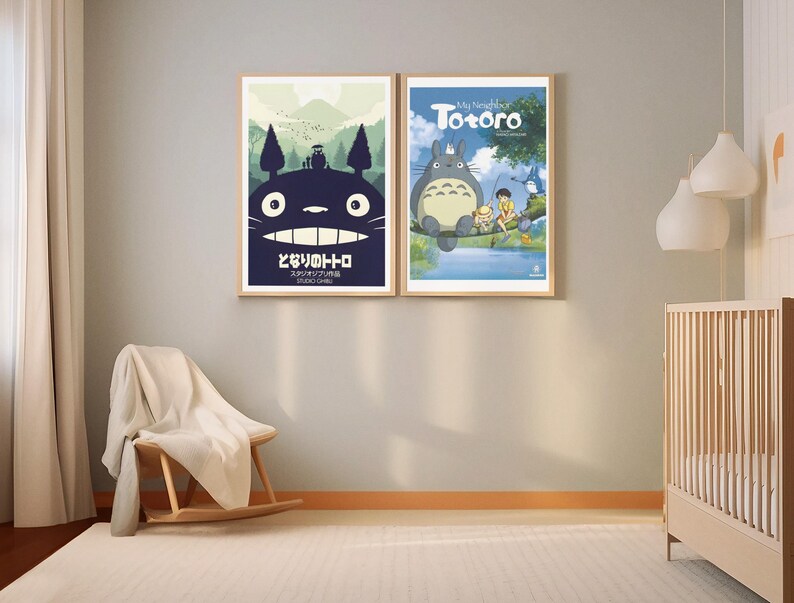 K&ouml;nnte beinhalten: Zwei gerahmte Kunstdrucke mit Charakteren aus dem Zeichentrickfilm "Mein Nachbar Totoro". Ein Druck zeigt Totoro mit einem Waldhintergrund und japanischem Text. Der andere zeigt Totoro mit zwei Kindern in der N&auml;he eines Sees. Beide sind in Holzrahmen.