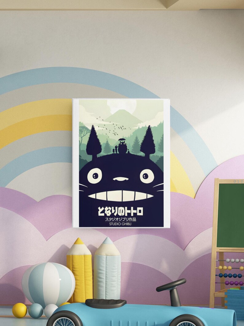 K&ouml;nnte beinhalten: Ein gerahmtes Poster mit einem dunkelblauen Totoro-Charakter mit einem breiten Grinsen und wei&szlig;en Augen. Der Hintergrund zeigt eine gr&uuml;ne Landschaft mit Bergen, B&auml;umen und V&ouml;geln. Japanischer Text ist sichtbar.
