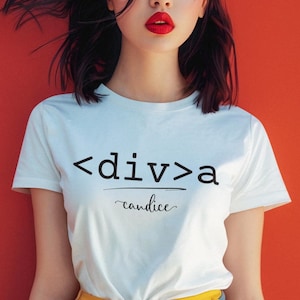 Puede incluir: Una mujer con una camiseta blanca con el texto "<div>a" y el nombre "candice". Lleva una falda amarilla, un cinturón azul y un lazo rojo. El fondo es naranja. El estilo es moderno y elegante.