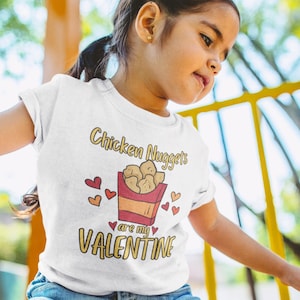 子供用おもしろバレンタインシャツ、チキンナゲット愛好家シャツ、子供用バレンタインデーTシャツ、バレンタインデー用ひよこフィレシャツ、子供用アパレルギフト