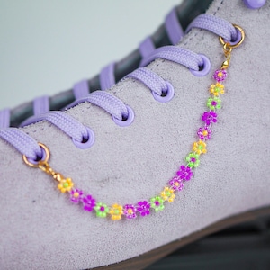 Shoe chain, roller skate accessories, daisy chain for roller skates, beaded shoe chain, shoe jewelry gift for friend, lace charms for skates