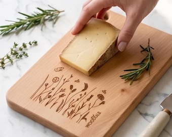 Tagliere per la colazione in legno di faggio fatto a mano con incisione di fiori selvatici.