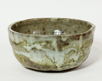 Matcha-theekom. Handgemaakte chawan. Studioaardewerk.