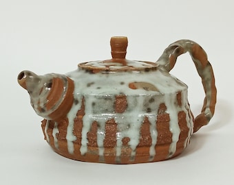 Studioaardewerk theepot. Shino-theepot.