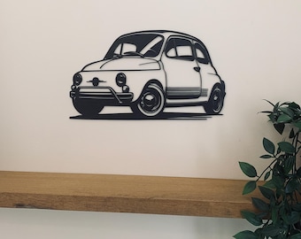 Puede incluir: Arte de pared de silueta de metal negro de un coche clásico Fiat 500. El coche está de frente y tiene un fondo blanco.