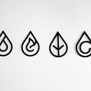 Peut inclure: Quatre dessins au trait noir et blanc de différents éléments : eau, feu, terre et air. Chaque élément est représenté dans une forme de larme.