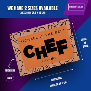 Pu&ograve; includere: Un'etichetta per il nome di chef personalizzata di colore arancione e marrone con il testo "MICHAEL IS THE BEST CHEF IN THE WORLD" e un simbolo di cuore. L'etichetta &egrave; disponibile in due dimensioni: 20 x 28 cm o 28,5 x 39 cm. L'etichetta ha uno spessore di 4 mm.