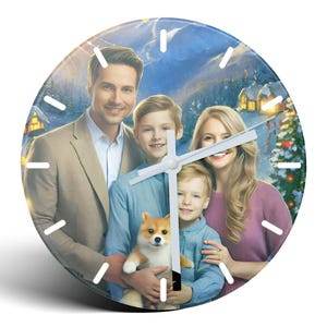 Pode incluir: Um relógio redondo com um mostrador branco e ponteiros pretos. O relógio tem uma foto de uma família com um cachorro em frente a uma cena de inverno. A família está sorrindo e o cachorro está olhando para a câmera.