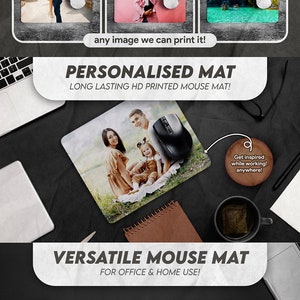 Pode incluir: Um tapete de rato personalizado com foto, com suporte de borracha e impress&atilde;o de borda a borda. O tapete apresenta uma foto de fam&iacute;lia de um casal e seu filho sentados em uma &aacute;rea gramada. O texto "SEND US YOUR DESIGN!" e "PERSONALISED MAT" &eacute; vis&iacute;vel na imagem.