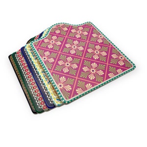 Puede incluir: Un conjunto de cinco tablas de cortar coloridas con un patr&oacute;n geom&eacute;trico. La tabla superior es rosa con un dise&ntilde;o floral verde y blanco. Las otras tablas tienen diferentes patrones en azul, rojo, amarillo y verde.