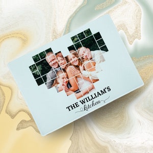 K&ouml;nnte beinhalten: Ein hellblaues Schneidebrett aus Glas mit einem herzf&ouml;rmigen Mosaik aus einem Familienfoto. Der Text "THE WILLIAM'S kitchen" ist unter dem Foto gedruckt.