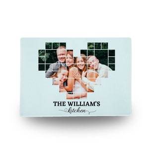 K&ouml;nnte beinhalten: Ein hellblaues Schneidebrett aus Glas mit einem herzf&ouml;rmigen Fotomosaik einer f&uuml;nfk&ouml;pfigen Familie. Der Text "THE WILLIAM'S kitchen" ist unter dem Foto gedruckt.