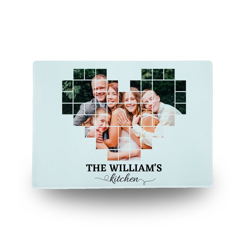 K&ouml;nnte beinhalten: Ein hellblaues Schneidebrett aus Glas mit einem herzf&ouml;rmigen Fotomosaik einer f&uuml;nfk&ouml;pfigen Familie. Der Text "THE WILLIAM'S kitchen" ist unter dem Foto gedruckt.