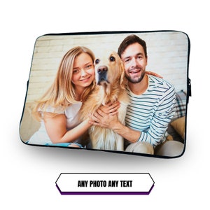 Puede incluir: Una pareja y su perro están sentados en un sofá. La mujer lleva una camisa blanca y el hombre lleva una camisa a rayas. El perro es un golden retriever.